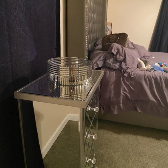 2 mirrored nightstands with 3 drawers - Picture 3 of 5